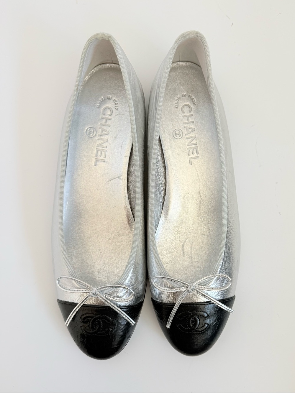 CHANEL 22A Ballet Flats 41 Silver Black Crumpled Lambskin CC Cap Toe Bow Shoes